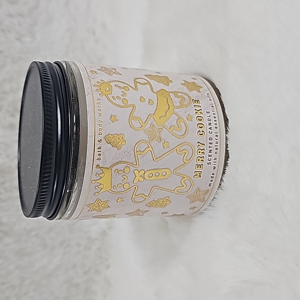 Bath & Body Works Merry Cookie Scrented 7oz Candle
